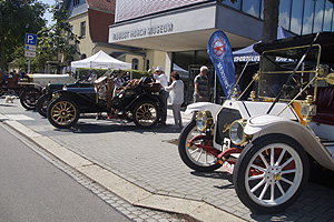 Ahnen_Parade_vorm_Horch_Museum _1.jpg